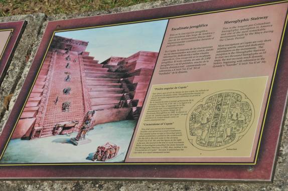 Placa mostra como seria a escalinata hieroglifa na época de ouro de Copán, em Honduras